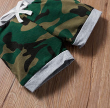 Load image into Gallery viewer, Boy&#39;s Camo Hoodie Short Set
