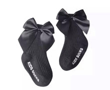 Load image into Gallery viewer, Satin Bow Ribbed Socks XS 0/6M
